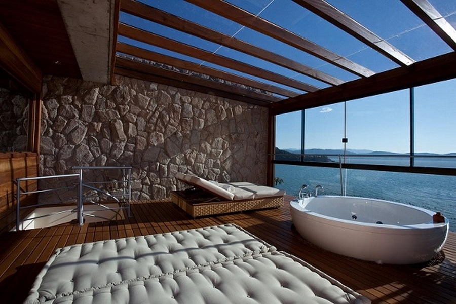 Không gian mở tràn ngập ánh nắng kết hợp bồn tắm rộng chắc chắn sẽ mang đến trải nghiệm vô cùng tuyệt vời cho du khách