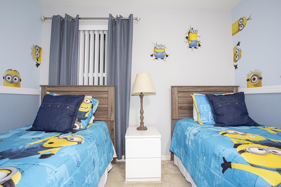 Thiết kế 2 giường đơn theo chủ đề Minion kê sát góc tường sẽ giúp ăn gian đáng kể diện tích sử dụng trong những căn phòng có không gian không quá lớn