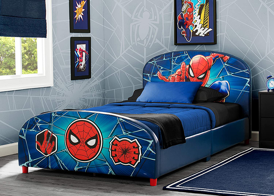 Thiết kế phòng ngủ cho bé 9 trai tuổi cảm hứng từ Spiderman thiên về tông xanh phù hợp với phong cách hiện đại, đơn giản