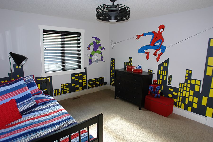 Thiết kế phòng ngủ bé trai 9 tuổi chọn decor tông trắng chủ đạo nhưng không làm mất đi nét đặc trưng của phong cách Spiderman mà bé say mê