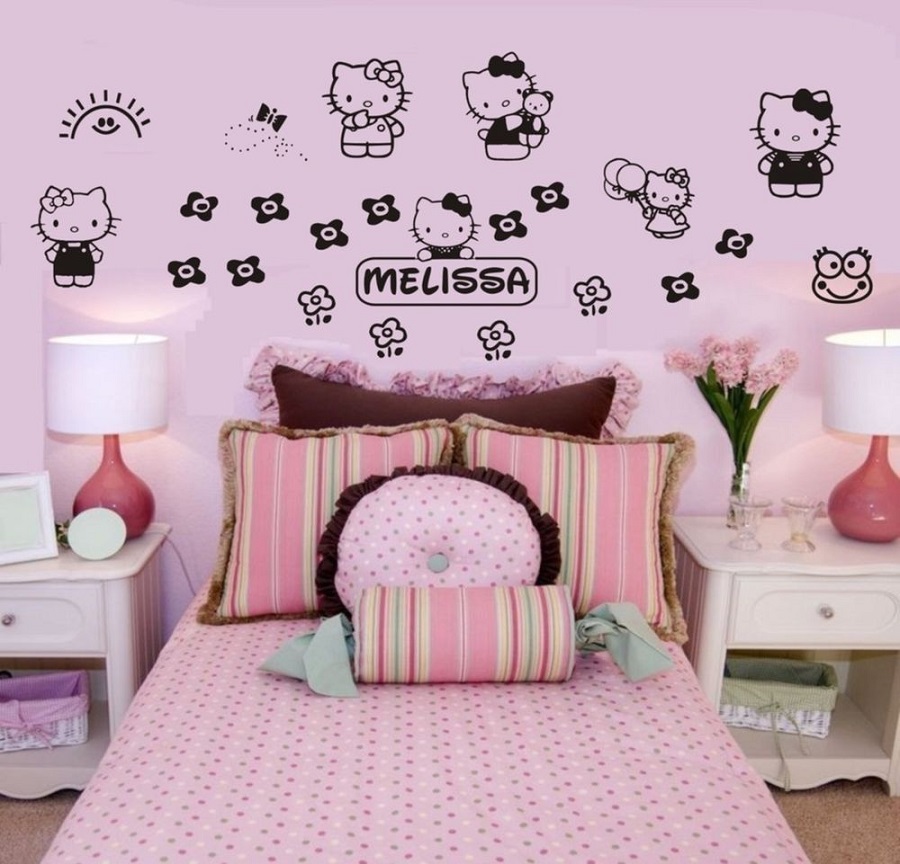 Đôi khi không nhất định phải dùng đồng bộ đồ nội thất Hello Kitty mới thể hiện được tinh thần chuẩn mực của phong cách thiết kế này. Thay vào đó, việc tiết chế, chỉ sử dụng nội thất đơn giản kết hợp điểm nhấn từ họa tiết mèo nhỏ xinh trên tường cũng đủ khiến căn phòng trở nên dễ thương hơn rất nhiều rồi.