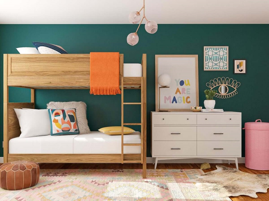 Giường tầng bằng gỗ đơn giản kết hợp màu sơn tường mát dịu mang đến cảm giác gần gũi, và thoải mái cho các bé trong khi sinh hoạt, nghỉ ngơi