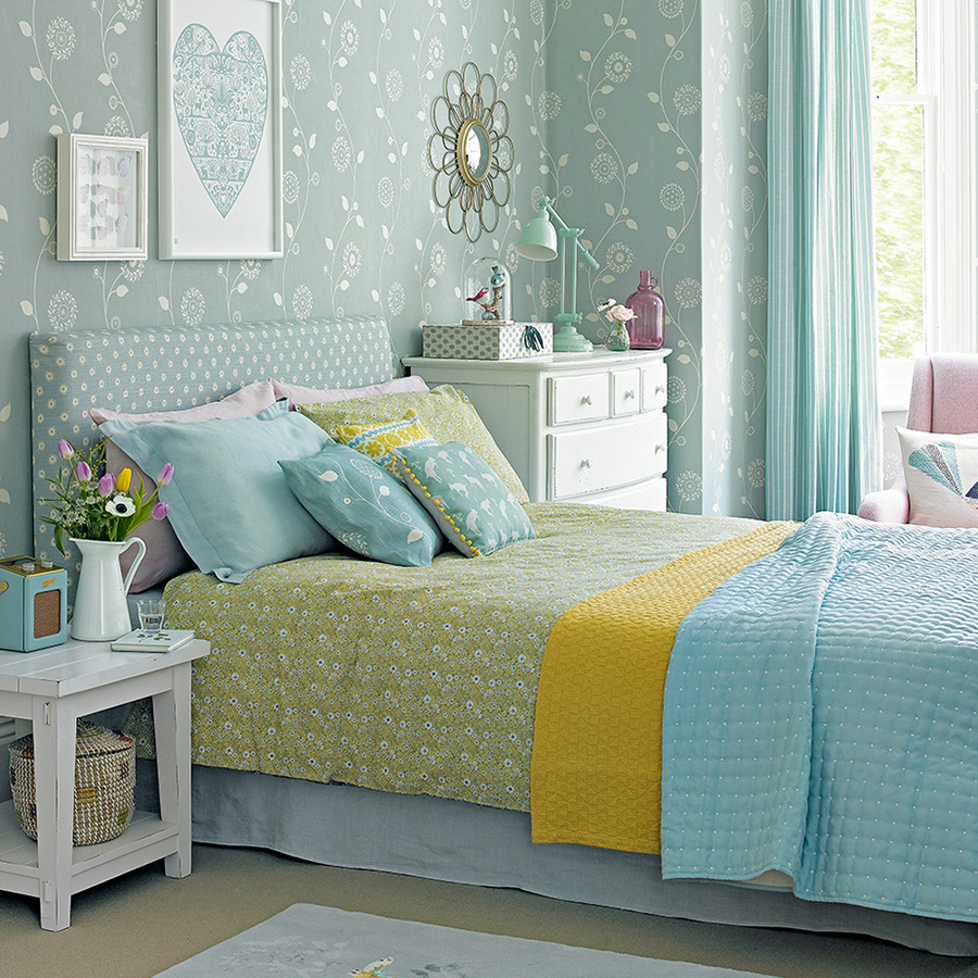Giấy dán tường màu xanh pastel kết hợp họa tiết in hoa phong cách Vintage đã hô biến căn phòng của bé yêu nhà bạn trở nên mềm mại và ấn tượng hơn bao giờ hết