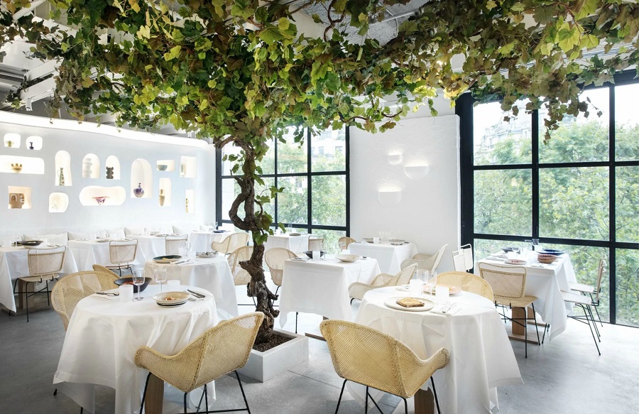 Nhà hàng phong cách dân dã, mộc mạc kết hợp bài trí nhiều cây xanh mang đến không gian ấm cúng, tươi mới khiến thực khách thấy dễ chịu và thoải mái hơn trong lúc dùng bữa với người thân, bạn bè