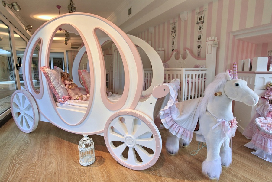 Các mẫu giường xe kéo với thiết kế độc đáo mang đậm màu sắc thần tiên giúp kích thích trí tưởng tượng của bé