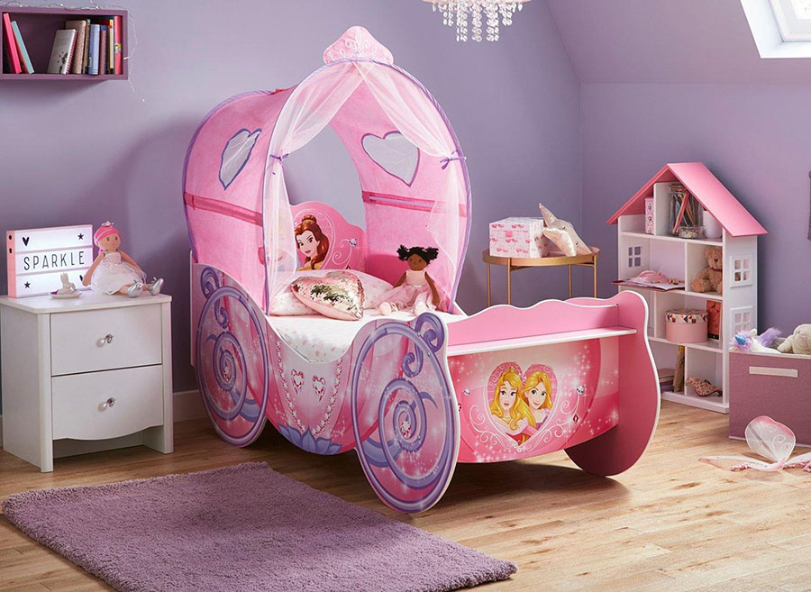 Giường đơn họa tiết công chúa màu hồng phù hợp cho phòng ngủ của 1 bé gái 5 tuổi