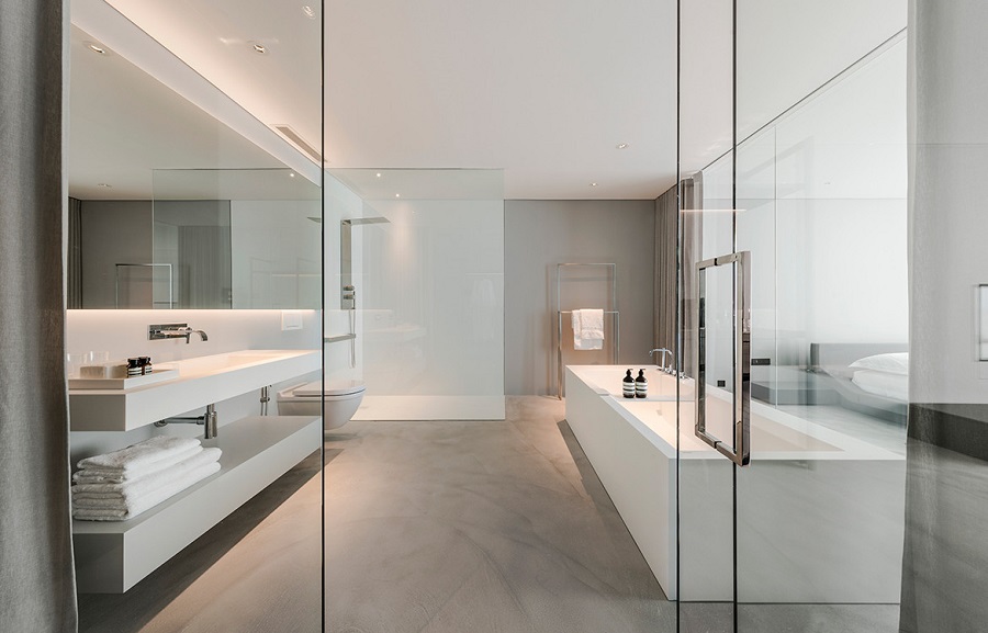 PHòng tắm của khách sạn 5 sao thiết kế với bồn tắm lớn, view thông thoáng cho du khách hưởng thụ