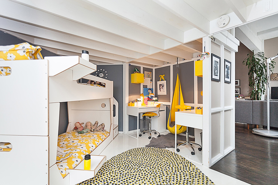 Phòng ngủ độc đáo với gam màu kích thích thị giác cùng họa tiết sống động mang đến nhiều hứng thú cho trẻ